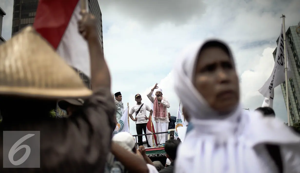 Seorang yang melakukan aksi berorasi di depan Pengadilan Jakarta Utara, Jalan Gajah Mada, Jakarta Pusat, Selasa (13/12). Aksi tersebut dilakukan saat sidang perdana Gubernur DKI Jakarta, Basuki Tjahaja Purnama atau Ahok. (Liputan6.com/Faizal Fanani)