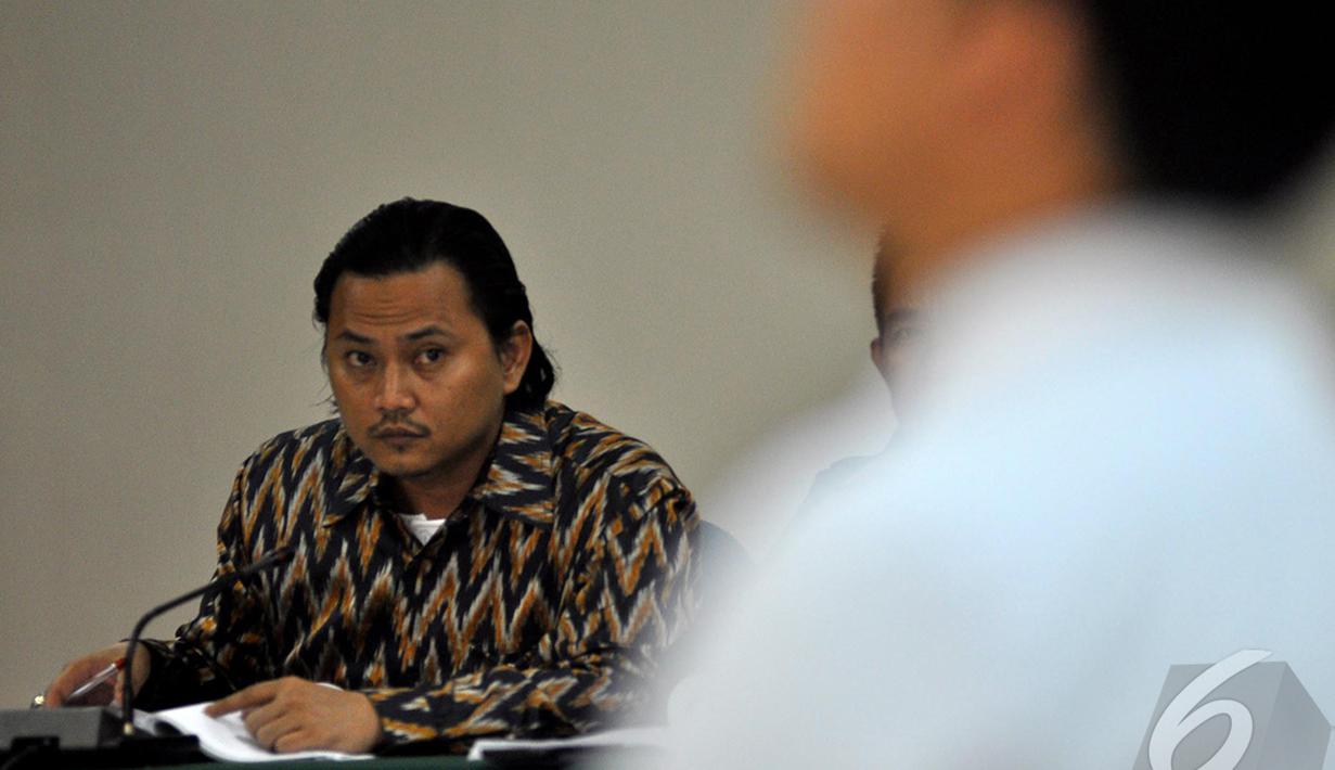 Tersangka kasus Vidiotron sekaligus  Direktur Utama PT Rifuel, Riefan Avrian duduk mendengarkan keterangan saksi di Pengadilan Tipikor, Jakarta, Kamis (13/11/2014)(Liputan6.com/Miftahul Hayat)