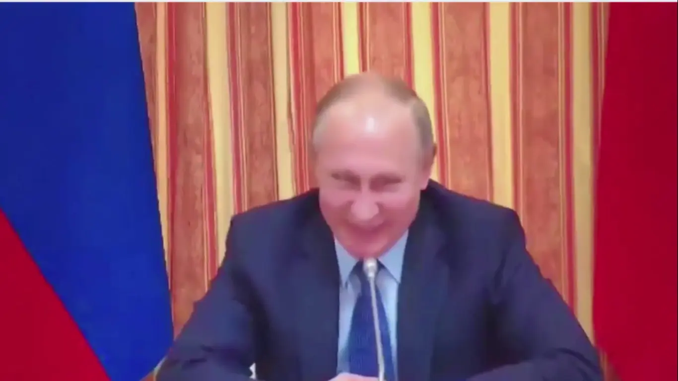 Vladimir Putin tertawa (Screengrab)