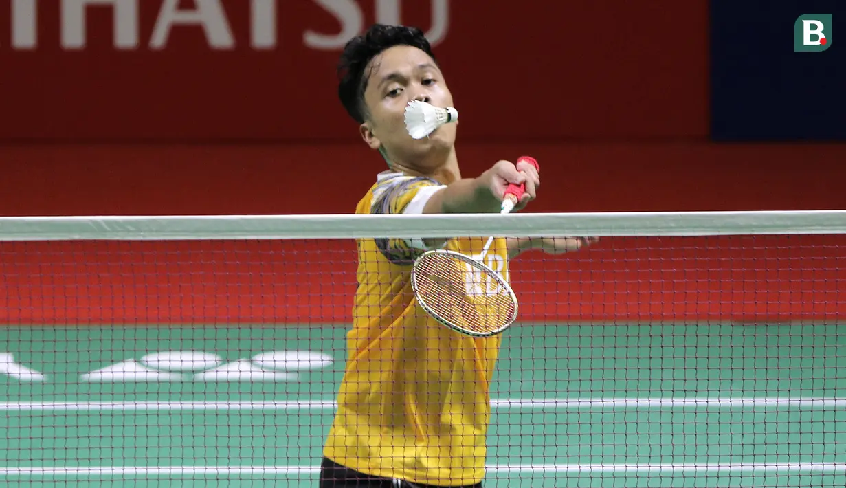 Anthony Sinisuka Ginting harus bermain rubber game dengan wakil Thailand, Kunlavut Vitidsarn. Dalam laga yang berlangsung 74 menit, Ginting berhasil menang 16-21, 21-16 dan 21-18. Ia ditemani yuniornya yang juga lolos ke 16 besar, Chico Aura Dwi Wardoyo yang menang dua game langsung 21-17, 21-15 dari tunggal putra India, Sameer Verma. (Bola.com/Ikhwan Yanuar)