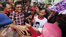 Sejumlah warag berebut untuk bersalaman dengan Djarot Saiful Hidayat di Cengkareng Timur, Jakarta Barat, Rabu (18/1). Kedatangan Djarot disambut antusias oleh sejumlah warga yang meneriakkan yel-yel dukungan kepada Djarot. (Liputan6.com)