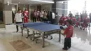 Menpora, Imam Nahrawi bermain tenis meja dengan atlet Zaenal Abidin dalam acara pelepasan kontingen Indonesia ke ASEAN Para Games (APG) 2017 di Hotel Lorin Solo, Selasa (12/9/2017). Indonesia diharapkan meraih juara umum di APG. (Bola.com/Ronald Seger)