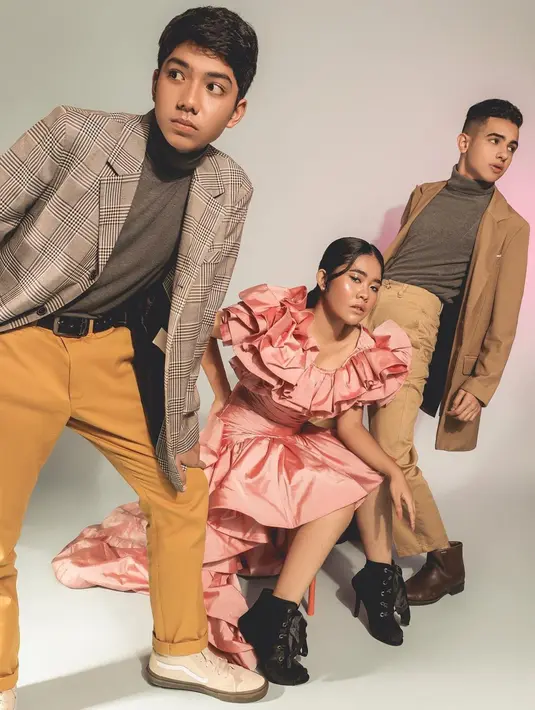 Outfit dengan nuansa gelap membuat ketiganya tampak menonjolkan karisma masing-masing. Sedangkan, outfit bernuansa pastel dominan coklat ini mempresentasikan style anak bumi. Membuat penampilan tiga remaja ini makin kece dan menuai pujian dari netizen. (Liputan6.com/IG/@alifalubis)