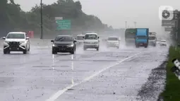 Sejumlah kendaraan pemudik melewati Jalan Tol Jakarta - Cikampek KM 69, Purwakarta, Jawa Barat, Rabu (27/4/2022). Memasuki H-6 Idul Fitri, arus mudik dari Jakarta yang melewati Jalan Tol Jakarta - Cikampek terpantau ramai lancar. (Liputan6.com/Herman Zakharia)