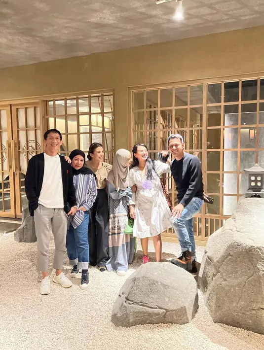Reuni mereka kali ini memang terasa kurang lengkap tanpa kehadiran Dimas Beck. (Foto: Instagram/ chelseaoliviaa)