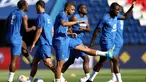 Penyerang Prancis Kylian Mbappe (tengah) melakukan peregangan selama sesi latihan menjelang Kualifikasi EURO 2024 menjamu Irlandia, di Stadion Parc des Princes, Rabu (6/9/2023). (Photo by FRANCK FIFE / AFP)