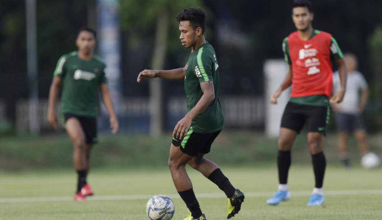 Pemain Timnas Indonesia U-22, Osvaldo Haay, mengontrol bola saat latihan di Lapangan F Senayan, Jakarta, Jumat (15/11). Latihan ini persiapan jelang Sea Games 2019 Filipina. (Bola.com/Vitalis Yogi Trisna)