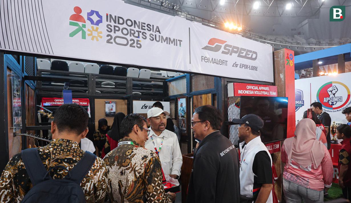Suasana salah satu booth di acara Indonesia Sports Summit 2025 (ISS 2025) resmi digelar di Indonesia Arena, Senayan, Jakarta pada Sabtu (6/12/2025).