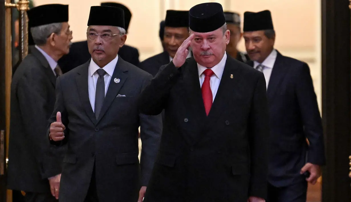 Raja Malaysia Sultan Abdullah Sultan Ahmad Shah (kiri) dan Sultan Ibrahim Iskandar dari Johor berjalan bersama setelah pemilihan raja Malaysia di Istana Nasional, Kuala Lumpur pada 27 Oktober 2023. (MOHD RASFAN/POOL/AFP)