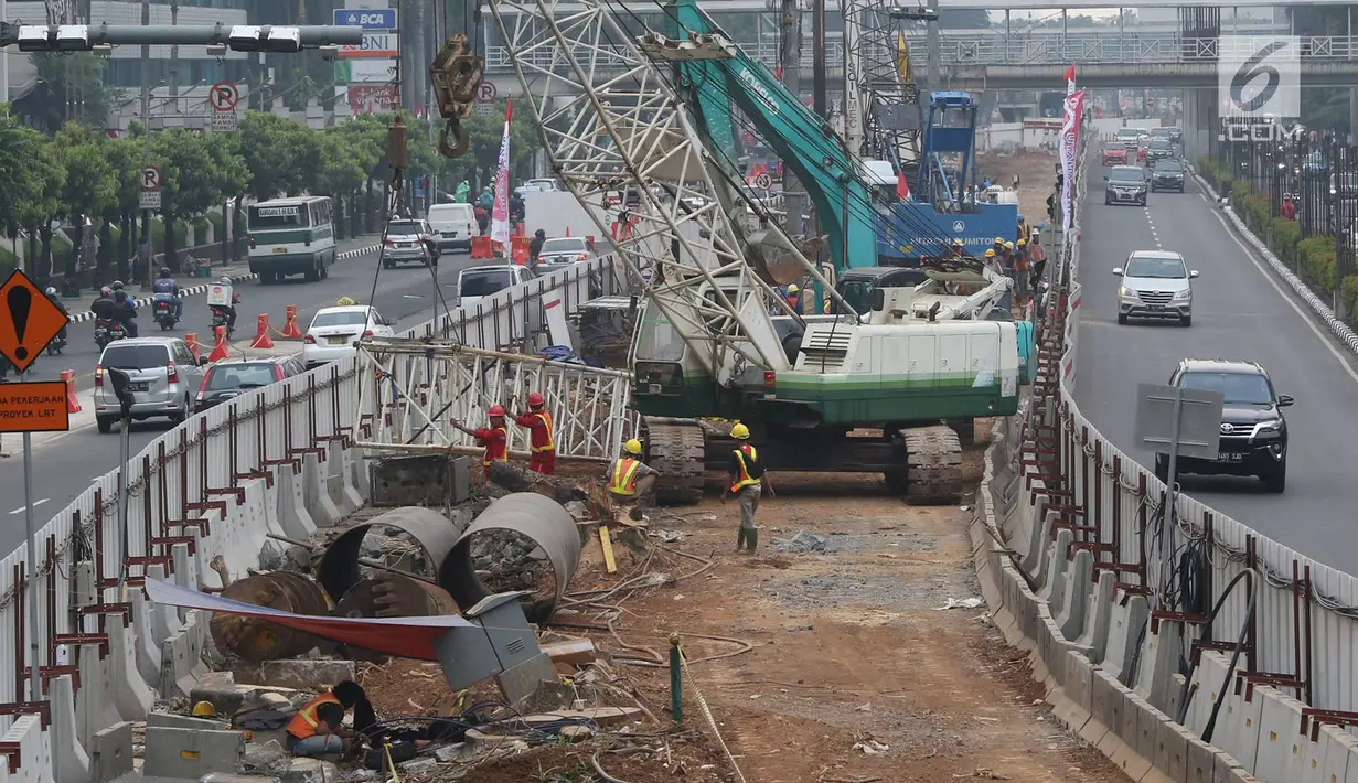 Pekerja menyelesaikan pembangunan proyek light rail transit (LRT) Cawang - Dukuh Atas di Jalan Rasuna Said, Kuningan, Jakarta, Rabu (9/8). Proyek sepanjang 10,5 km tersebut ditargetkan rampung pada Desember 2018. (Liputan6.com/Immanuel Antonius)