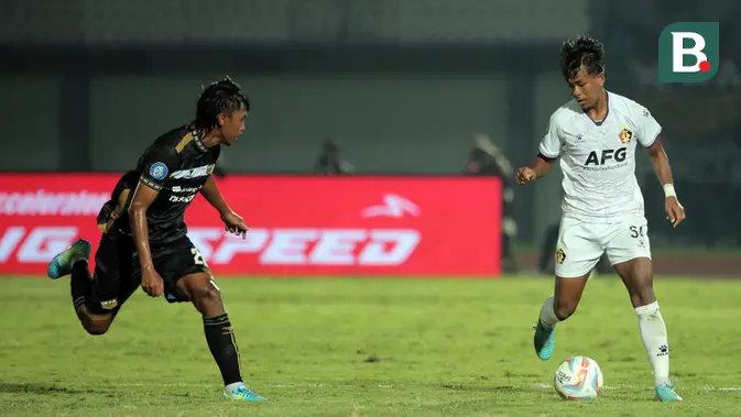 <p>Pemain Persik Kediri, Moch Supriadi (kanan), saat pertandingan pekan keempat BRI Liga 1 2023/2024 melawan Dewa United yang berlangsung di Stadion Indomilk Arena, Tangerang, Jumat (21/7/2023). (Bola.com/Ikhwan Yanuar)</p>