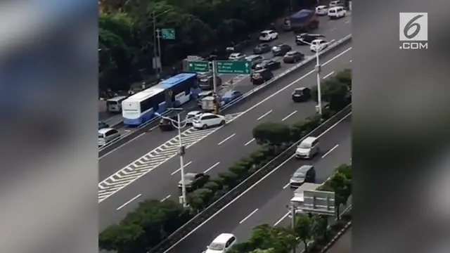 Beberapa mobil melakukan pelanggaran lalu lintas dengan berjalan mundur memasuki tol.