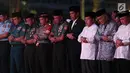 Presiden Joko Widodo dan Wapres Jusuf Kalla salat berjamaah saat menghadiri acara buka puasa bersama dengan Panglima TNI Jenderal Gatot Nurmantyo dan para prajurit TNI di Mabes TNI, Cilangkap, Jakarta Timur, Senin (19/6). (Liputan6.com/Angga Yuniar)