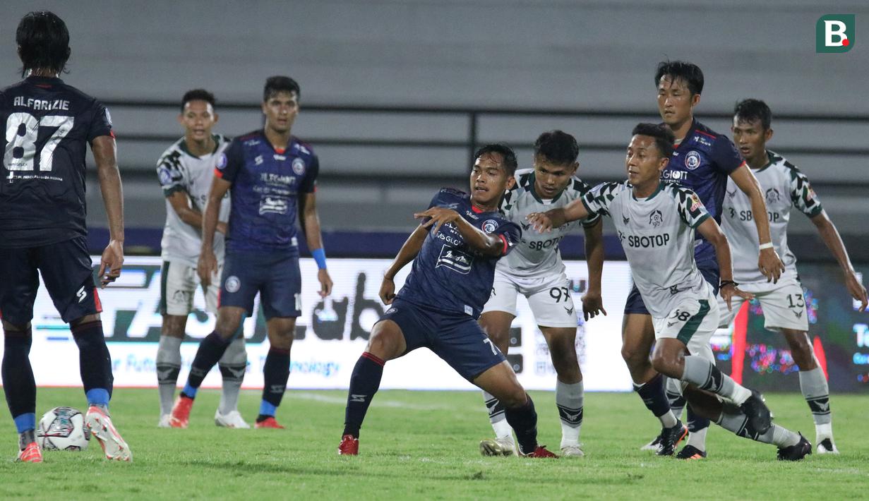 Pemain Persikabo 1973, Roni Sugeng (ketiga dari kanan) berebut bola dengan pemain Arema FC, Bramantio Ramadhan (tengah) dalam laga tunda pekan ke-17 BRI Liga 1 2021/2022 di Stadion I Wayan Dipta, Gianyar, Bali, Rabu (5/1/2022). (Bola.com/Nandang Permana)