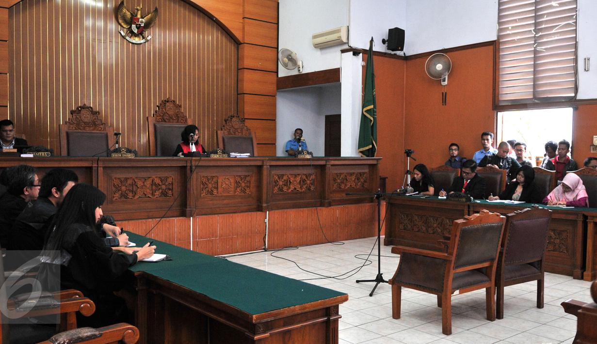 Pengadilan Negeri Jaksel menggelar sidang pembacaan putusan gugatan praperadilan atas pemohon mantan Dirut PT Pelindo II RJ Lino, Selasa (26/1). Dalam sidang itu Hakim menolak seluruh permohonan praperadilan RJ Lino atas KPK. (Liputan6.com/Yoppy Renato)