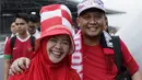 Dua suporter Timnas Indonesia tersenyum saat berada di Stadion Nasional, Singapura, Jumat (9/11). Indonesia akan melawan Singapura pada laga Piala AFF 2018. (Bola.com/M. Iqbal Ichsan)