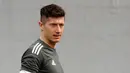 Penyerang Bayern Munchen, Robert Lewandowski mengikuti sesi latihan di stadion Allianz Arena di Munich, Jerman, (10/4). Pada pertemuan pertama Sevilla kalah 2-1 atas Munchen di kandangnya sendiri. (AP Photo/Matthias Schrader)