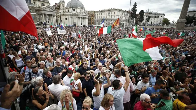 Orang-orang berkumpul di alun-alun Piazza del Popolo selama protes, di Roma, Sabtu, 9 Oktober 2021. (Cecilia Fabiano/LaPresse via AP)