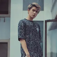 Di beberapa kesempatan, Julian juga mengenakan OOTD yang lebih simple dengan kaos bermotif dan tatanan rambut poni koma ala Korea. (Liputan6.com/IG/@julianjacs)