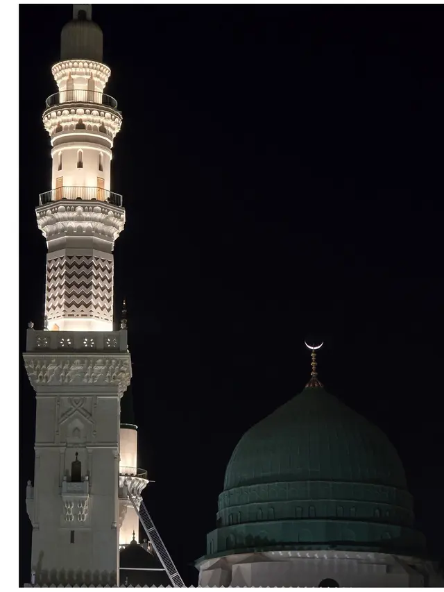 Potret Keindahan Bulan Sabit Sejajar dengan Kubah Hijau Masjid Nabawi, Bikin Takjub