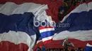 Aksi suporter Thailand mengibarkan bendera pada laga Final leg kedua Piala AFF 2016 di Thailand, (17/12/2016). (Bola.com/Vitalis Yogi Trisna)