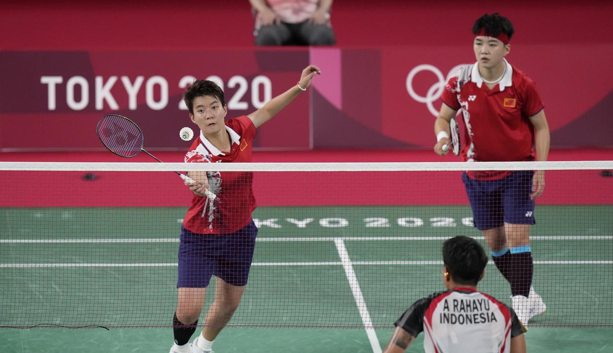 Pebulu tangkis China Yue Du/Yin Hui Li saat melawan pebulu tangkis Indonesia Greysia Polii/Apriyan Rahayu pada perempat final ganda putri di Olimpiade Tokyo 2020, Tokyo, Jepang, Kamis (29/7/2021). Greysia Polii/Apriyan Rahayu menang. (AP Photo/Markus Schreiber)