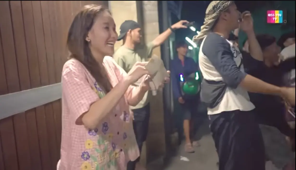 Ayu tampak beberapa kali membuat banyolan hingga membuat ketawa mereka. Beberapa pemuda ikut berjoged joged. [Youtube/Qiss You TV]