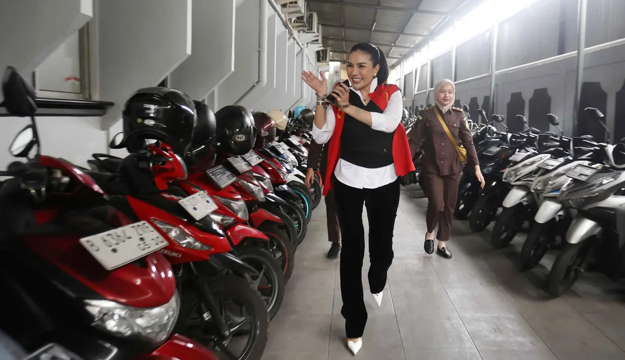 Diketahui, sidang pembacaan tuntutan JPU terhadap Nikita Mirzani digelar di Pengadilan Negeri Jakarta Selatan, Kamis (9/10/2025). (Kapanlagi.com/Budy Santoso)