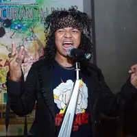 "Lebih berani aja sih tanpa label. Mungkin hanya berkompromi dengan industri. Kebanyakan berangkat dari fun saya. Saya emang senang eksplorasi dan iseng," jelasnya. (Deki Prayoga/Bintang.com)