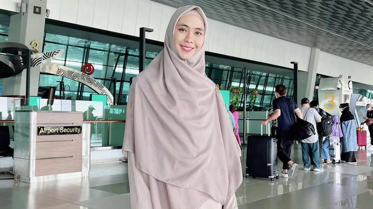 FOTO: Momen Oki Setiana Dewi di Mesir, Antar Putri Sulung Sekolah