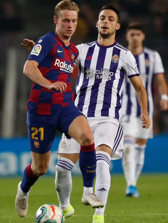 Gelandang Barcelona, Frenkie de Jong mengontrol bola saat menjamu Real Valladolid dalam pertandingan pekan ke-11 La Liga  di Camp Nou, Selasa (29/10/2019). Barcelona sukses merebut puncak klasemen La Liga pekan ini setelah menang telak dengan skor 5-1 atas Valladolid. (AP/Joan Monfort)