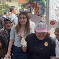 Penampilan Selvi Ananda terbaru saat berada di Korea Selatan, ia tampil dengan gaya rambut panjang blonde. @indonesiainseoul
