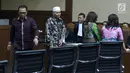 Tersangka suap DPRD Sumut, Rijal Sirait, Fadly Nurzal, Rooslynda Marpaung dan Rinawati Sianturi (kiri ke kanan) mengikuti sidang perdana di Pengadilan Tipikor, Jakarta, Rabu (21/11). Sidang mendengar pembacaan dakwaan. (Liputan6.com/Helmi Fithriansyah)