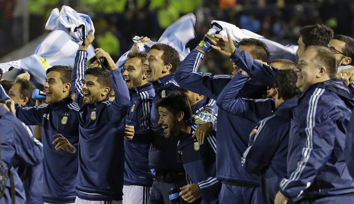 Para pemain Argentina merayakan keberhasilan lolos ke Piala Dunia 2018 usai mengalahkan Ekuador di Stadion Olimpico Atahualpa, Quito, Selasa (10/10/2017). Sempat tertinggal, Argentina akhirnya menang 3-1 atas Ekuador. (AP/Fernando Vergara)