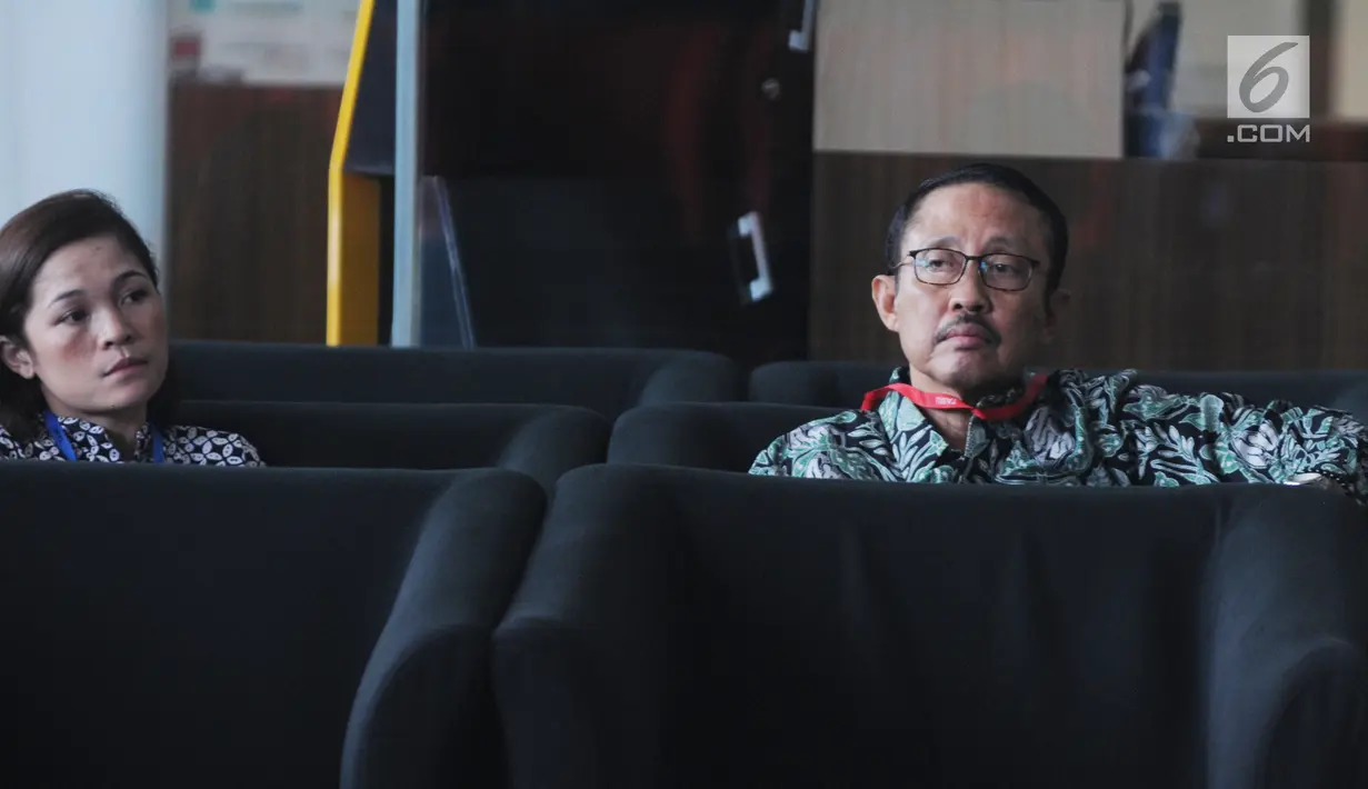 Mantan Kepala Badan Penyehatan Perbankan Nasional (BPPN) I Putu Gede Ary Suta (kanan) menunggu panggilan saat akan menjalani pemeriksaan oleh penyidik di Gedung KPK, Jakarta, Selasa (9/7/2019). I Putu Gede diperiksa terkait dugaan korupsi penerbitan SKL BLBI. (merdeka.com/Dwi Narwoko)