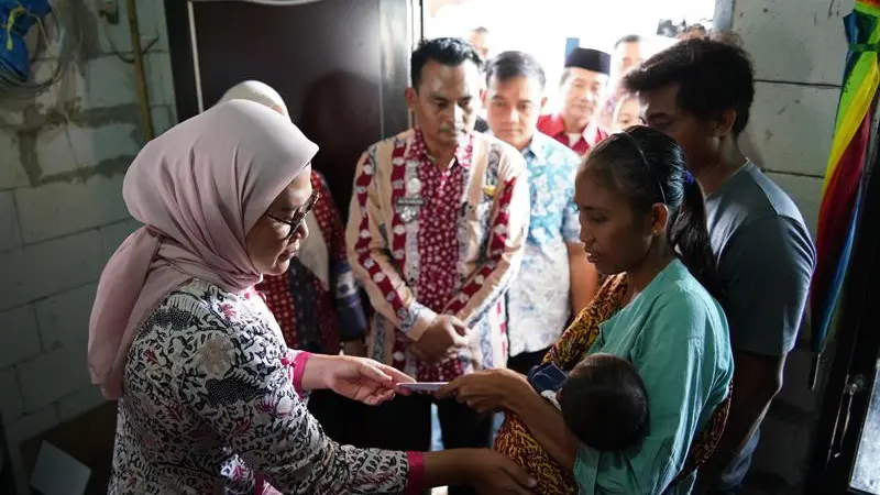 Bupati Nina Agustina Kunjungi dan Beri Bantuan Balita Penyandang Ikterus dan Organomegali