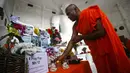 Di sebuah kuil Budha di Kuala Lumpur, seorang biksu memanjatkan doa buat para korban jatuhnya pesawat Malaysia Airlines MH-17, (20/7/2014). (REUTERS/Samsul Said)