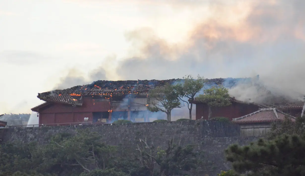 Kobaran asap membumbung dari kebakaran Kastil Shuri di Okinawa, Jepang selatan, Kamis (31/10/2019). Kastil, yang dibangun sekitar 500 tahun yang lalu pada masa Dinasti Ryukyu, ini ditetapkan sebagai harta nasional Jepang pada 1933. (Tomomi Tomita/Kyodo News via AP)