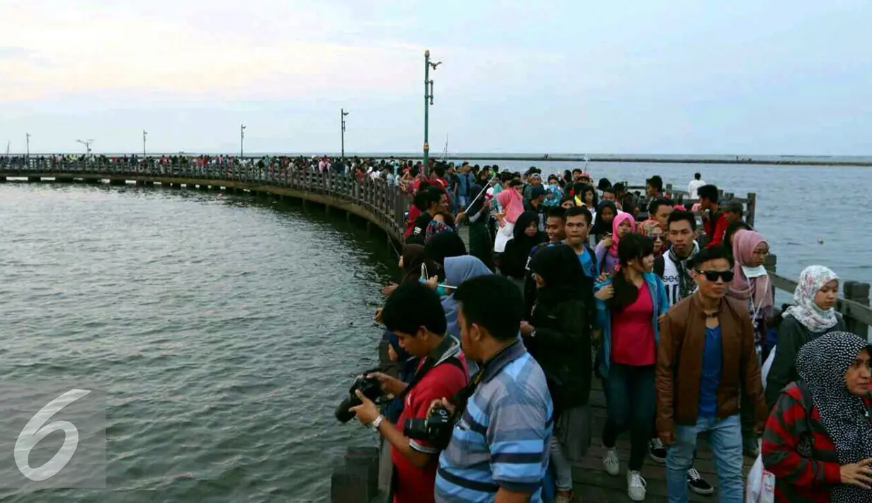 Ribuan masyarakat memadati kawasan pantai Ancol, Jakarta, Sabtu (31/12). Kawasan Ancol menjadi tempat favorit masyarakat untuk menikmati pergantian malam tahun baru 2016 menuju 2017 di Jakarta. (Liputan6.com/Angga Yuniar)