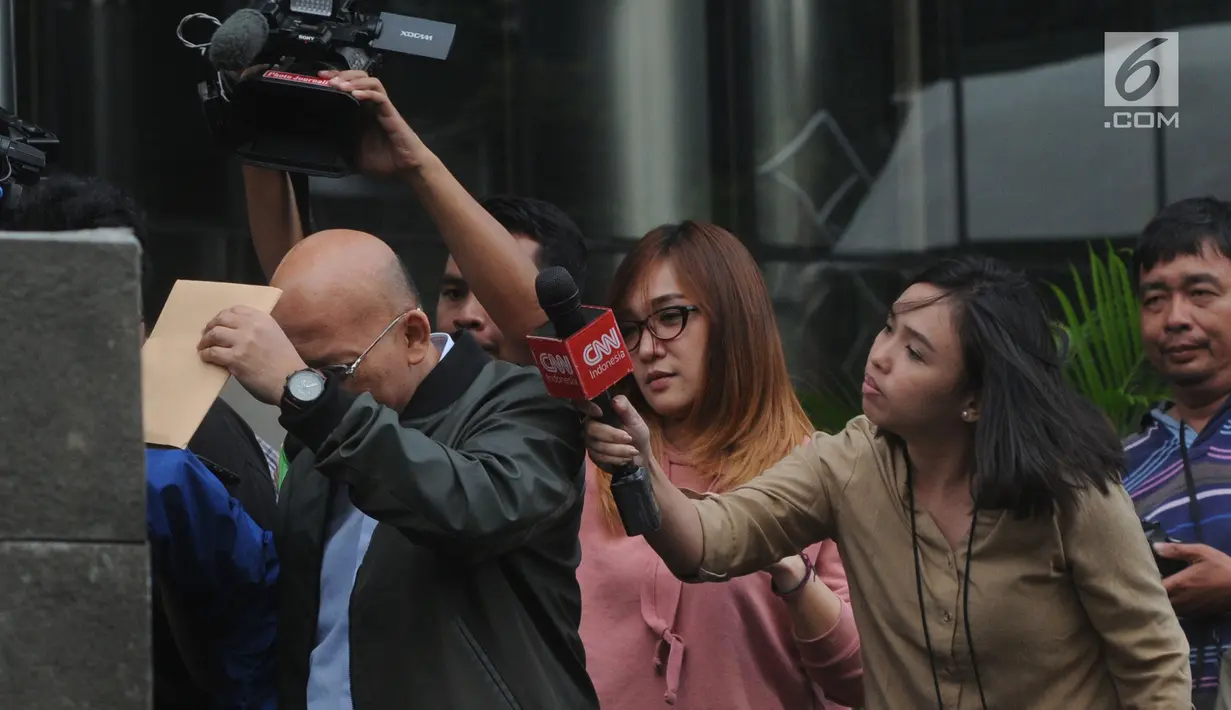 Direktur PT Humpuss Transportasi Kimia (HTK), Taufik Agustono menghindar dari kejarawan wartawan usai menjalani pemeriksaan penyidik KPK, Jakarta, Selasa (9/4). Taufik diperiksa sebagai saksi untuk tersangka  Marketing Manager PT Humpuss Transportasi Kimia, Asty Winasti. (merdeka.com/Dwi Narwoko)