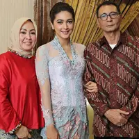 Senyum kebahagiaan tak bisa disembunyikan oleh Nabila Syakieb ketika acara lamaran berlangsung. Begitu juga dengan kedua orangtuanya yang selalu mendampingi putri cantik mereka. (Ruben Silitonga/Bintang.com)