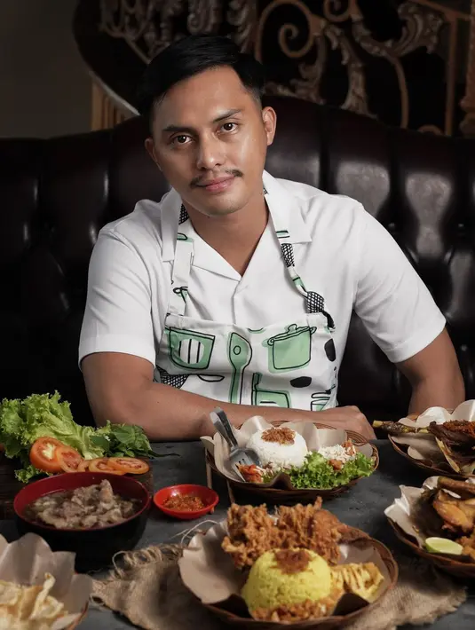<p>Fadel Islami belakangan ini tampak menumbuhkan kumis dan berewok tipis di wajahnya hingga terlihat makin macho. (FOTO: instagram.com/fadelislami__/)</p>