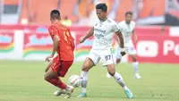 Pemain Persib Bandung, Edo Febriansyah (kanan) menguasai bola dibayangi pemain Persija Jakarta, Muhammad Ferarri pada laga pekan ke-11 BRI Liga 1 2023/2024 di Stadion Patriot Candrabhaga, Bekasi, Sabtu (2/9/2023). (Bola.com/Abdul Aziz)