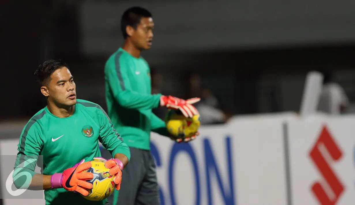 Penjaga gawang Timnas Indonesia, Anditany (kiri) melakukan latihan jelang laga pertama semifinal Piala AFF 2016 di Stadion Pakansari, Bogor (2/12). Indonesia akan berlaga lawan Vietnam, Sabtu (3/12). (Liputan6.com/Helmi Fithriansyah)