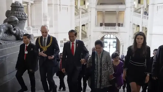 Jokowi menggenggam tangan Iriana saat menaikin tangga di Hannover. (Foto: Sekretariat Presiden)