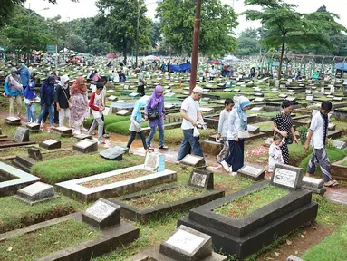 Warga usai berziarah di TPU Karet Bivak, Jakarta, Sabtu (4/5). Menjelang Bulan Ramadan, sejumlah TPU di Ibukota ramai dikunjungi warga untuk berziarah yang menjadi tradisi setiap tahun. (Liputan6.com/Immanuel Antonius)