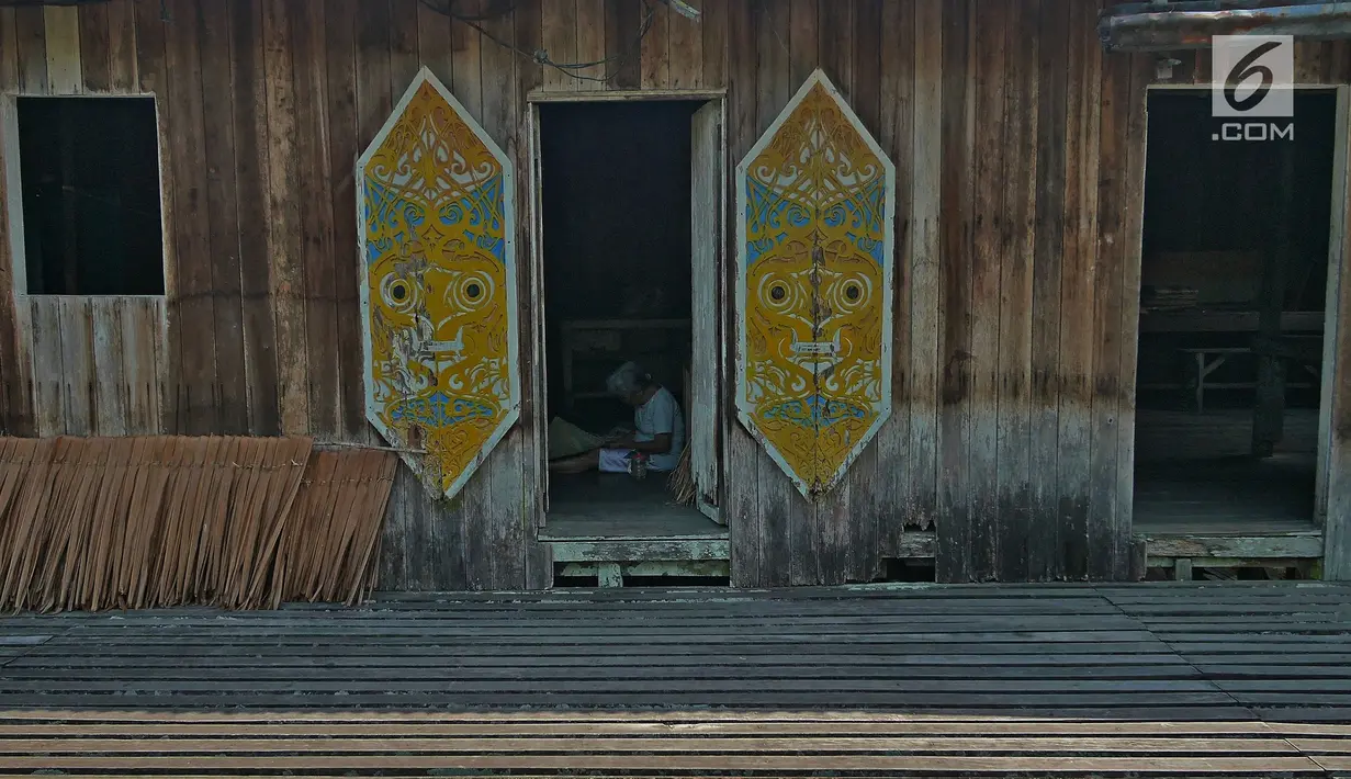 Aktivitas warga di Rumah Radakng atau Rumah Panjang di Desa Saham, Kecamatan Sengah Temila, Kabupaten Landak, Kalimantan Barat, Rabu (8/8/2019). Rumah Radangk merupakan rumah adat suku Dayak Kanayatn di Kalimantan Barat. (Liputan6.com/Herman Zakharia)