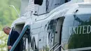 Presiden AS, Donald Trump turun dari helikopter Marine One setibanya di Pusat Medis Militer Nasional Walter Reed, Maryland, Senin (14/5). Melania Trump, istri Donald Trump, menjalani operasi untuk menyembuhkan kondisi ginjalnya. (AP/Carolyn Kaster)