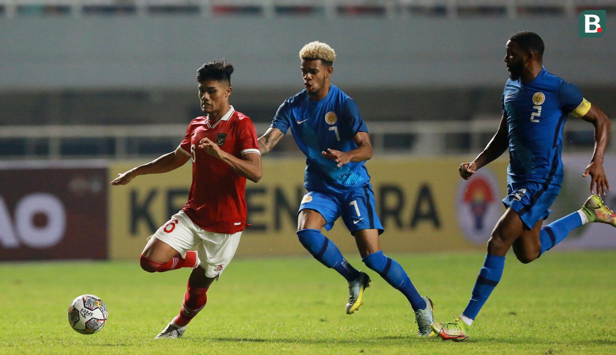 <p>Pemain Timnas Indonesia, M. Ramadhan Sananta (kiri) berusaha melewati pemain Timnas Curacao&nbsp;saat laga FIFA Match Day antara Timnas Indonesia melawan Timnas Curacao di Stadion Pakansari, Bogor, Selasa (27/09/2022). (Bola.com/Muhammad Iqbal Ichsan)</p>