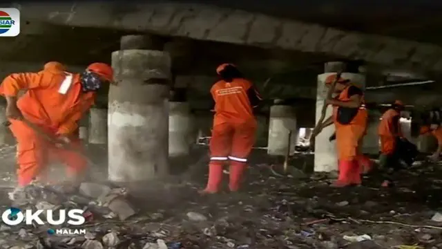 Aksi Pasukan Oranye Bersihkan Sampah di Kolong Tol Wiyoto Wiyono
